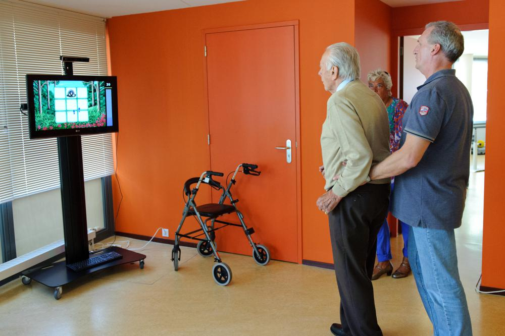 La réadaptation orthopédique des personnes âgées avec le SilverFit 3D